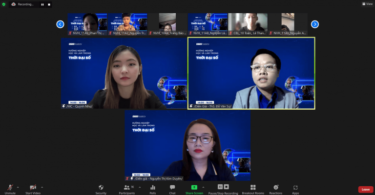 Các diễn giả cùng học sinh THPT tham gia sự kiện